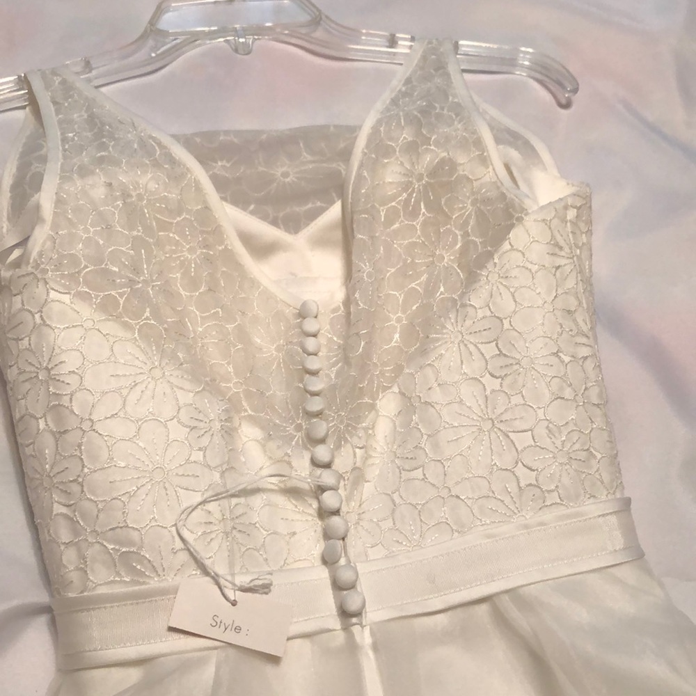 Size 4 Wedding Dress Ivory. New and beautiful. - Picture 5 of 8